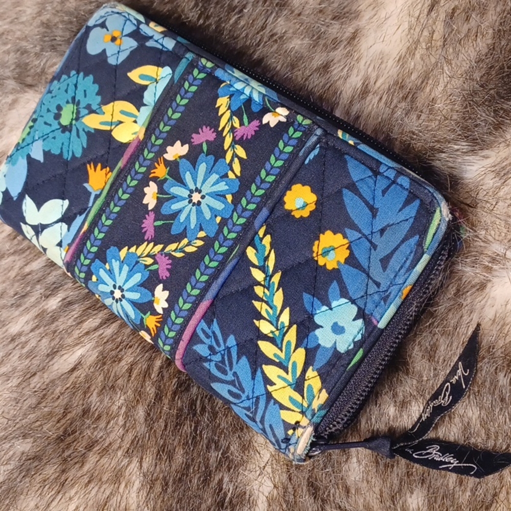 Vera Bradley wallet - Picture 1 of 16